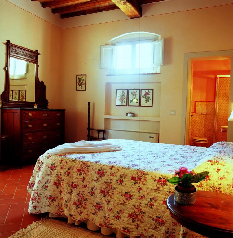 Postel nebo postele na pokoji v ubytování Borgo della Meliana Gambassi Terme