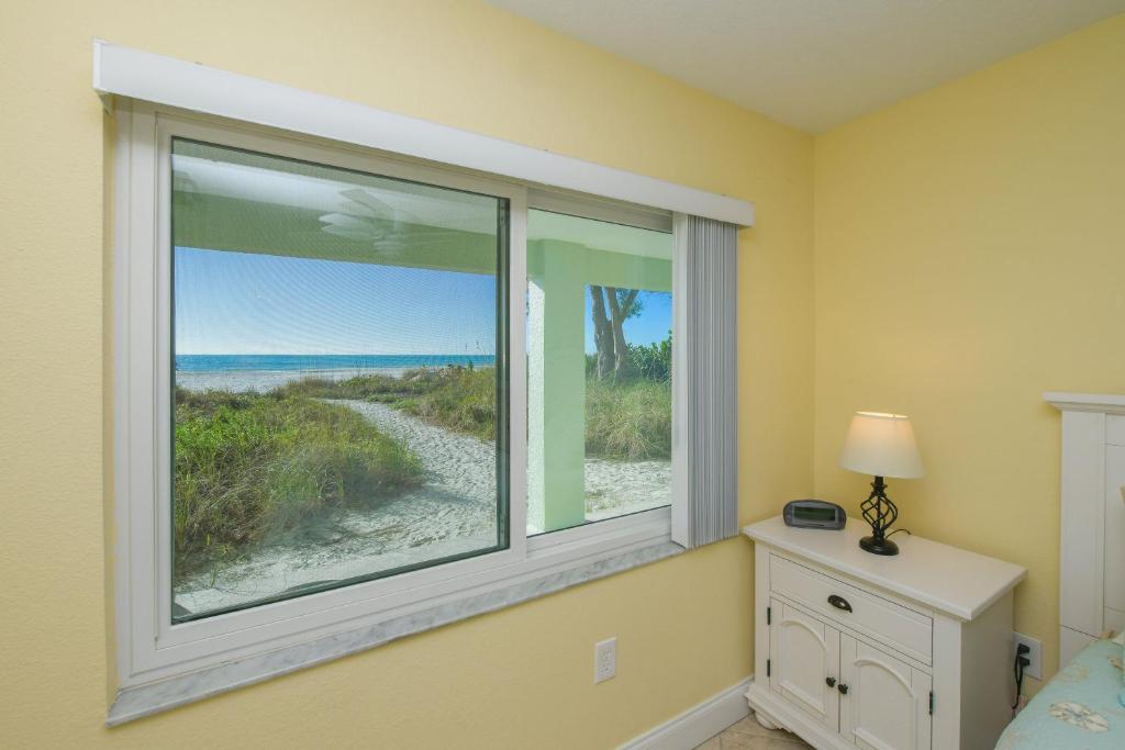 um quarto com uma janela com vista para a praia em Beach Front Villa - Right On The Beach! em Holmes Beach