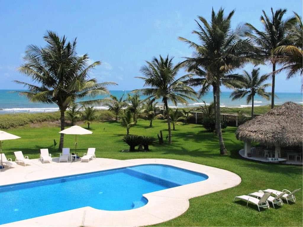 Bazén v ubytování Hotel Taboga Eco Boutique & Spa Costa Esmeralda nebo v jeho okolí