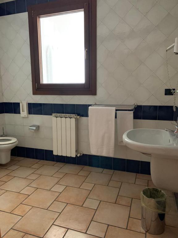 A bathroom at Hotel Lory Ficarolo