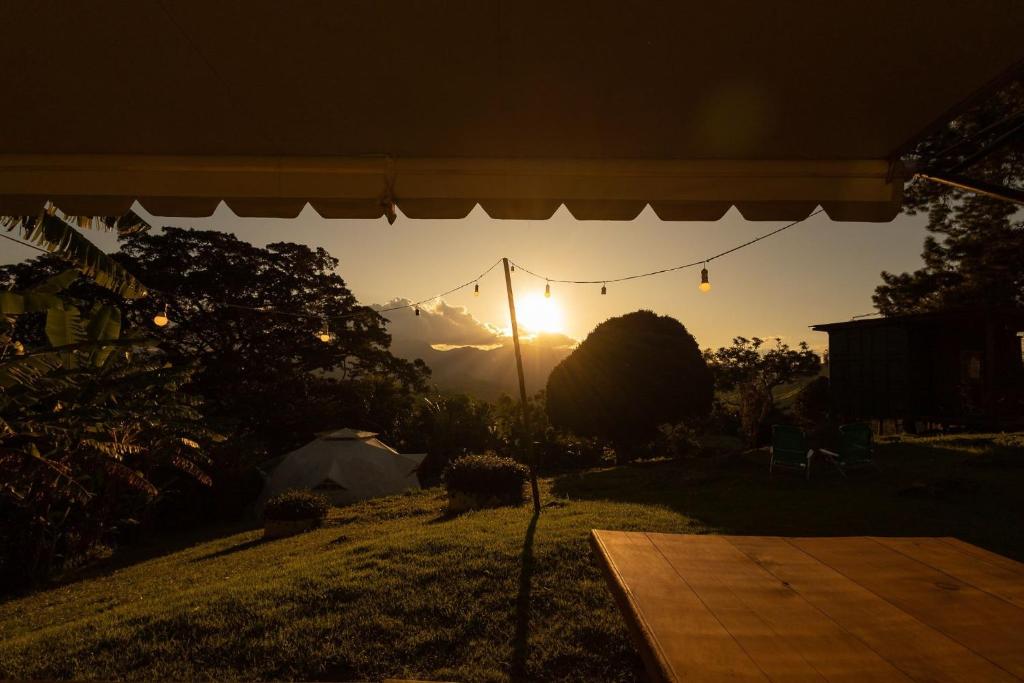 una vista sul tramonto dal cortile di una casa di Frescor da Mantiqueira a São Bento do Sapucaí