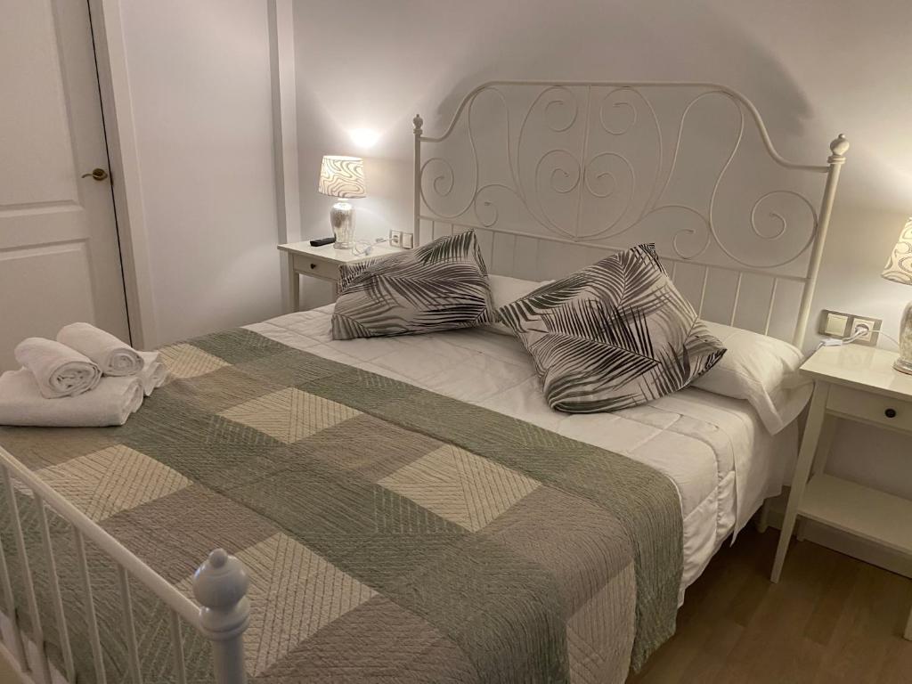 a bedroom with a bed with two pillows on it at Alojamiento en Losa del Obispo 