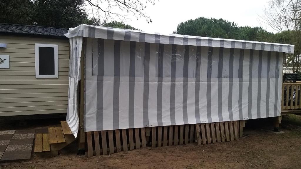 un grand bâtiment blanc avec une maison dans l'établissement Amira 6 personnes, à Saint-Jean-de-Monts