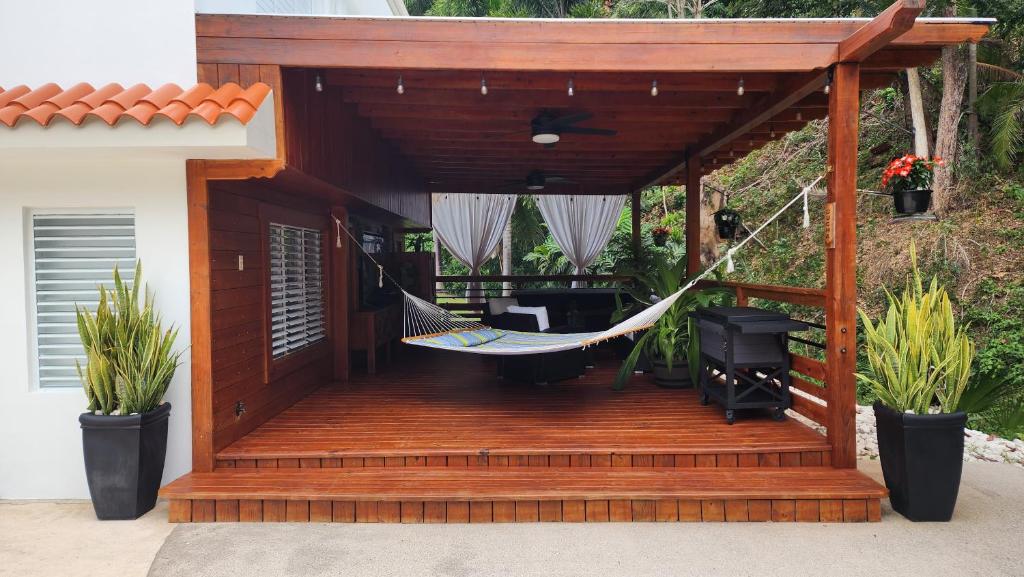Zahrada ubytování Palm's Luxury Suite with Private Jacuzzi