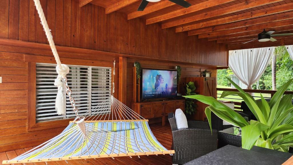 TV a/nebo společenská místnost v ubytování Palm's Luxury Suite with Private Jacuzzi