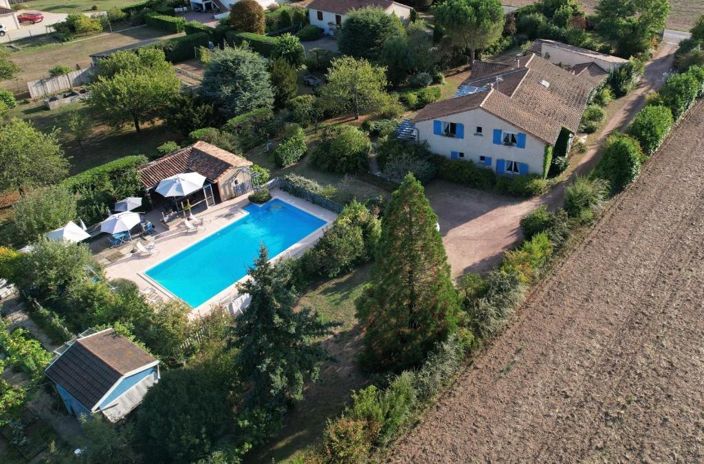una vista aérea de una casa con piscina en Les pierres blanches, en Bonneuil-Matours