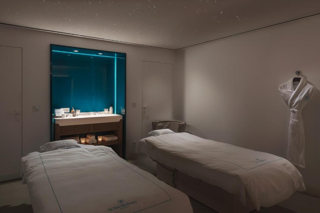 Postel nebo postele na pokoji v ubytování Le Barthélemy Hotel & Spa