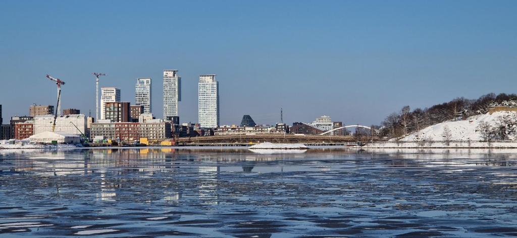 un cuerpo de agua con una ciudad en el fondo en Sea & City view Home near Nature, en Helsinki