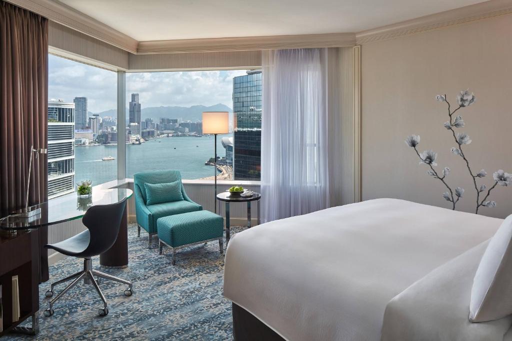 um quarto de hotel com uma cama, uma secretária e uma janela em JW Marriott Hotel Hong Kong em Hong Kong