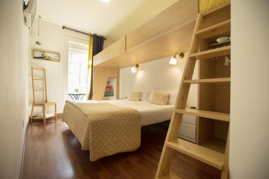 ein kleines Zimmer mit einem Bett und einem Bücherregal in der Unterkunft Alojamientos Cantíber in Santander
