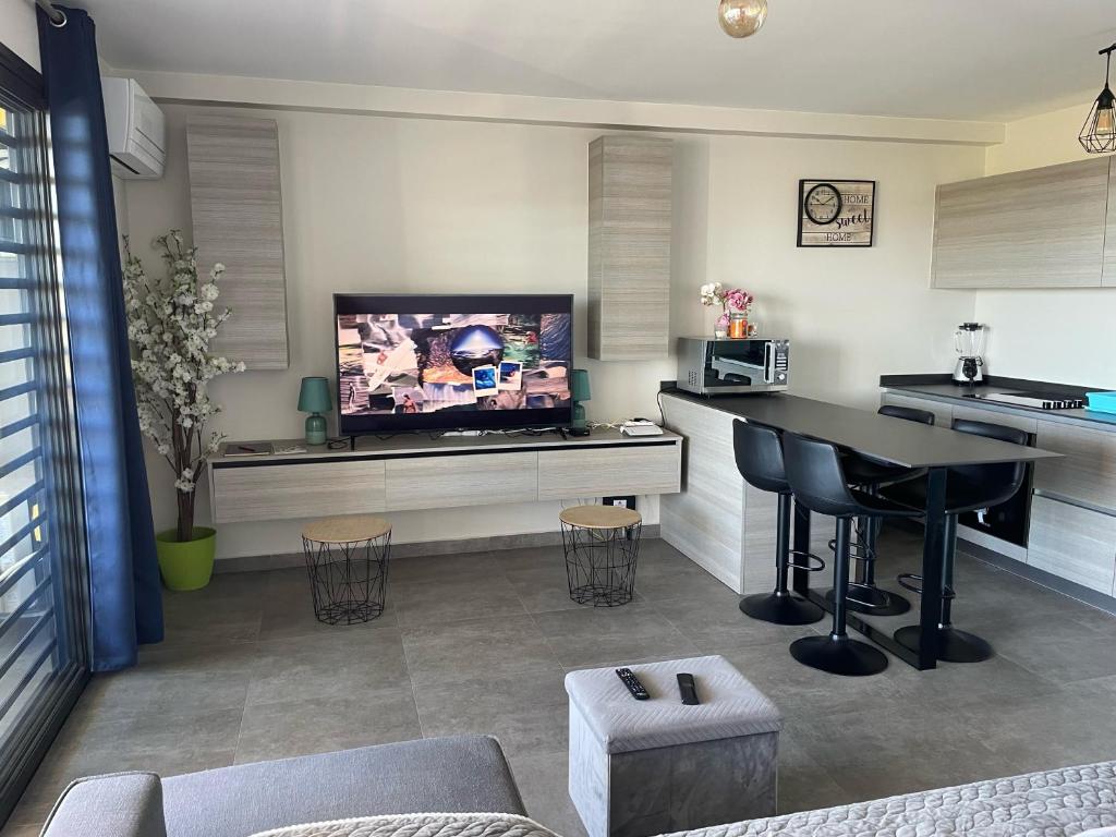 Kuchyň nebo kuchyňský kout v ubytování Charmant F2 à SkyNui, piscine de 25m et vue mer