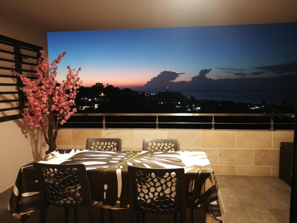 Balkón nebo terasa v ubytování Charmant F2 à SkyNui, piscine de 25m et vue mer
