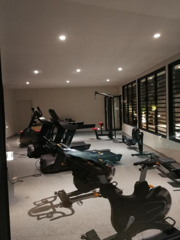 Fitness centrum a/nebo fitness zařízení v ubytování Charmant F2 à SkyNui, piscine de 25m et vue mer
