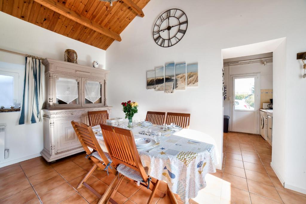 Kuchyňa alebo kuchynka v ubytovaní Maison avec jardin à 200m de la plage La Cantine