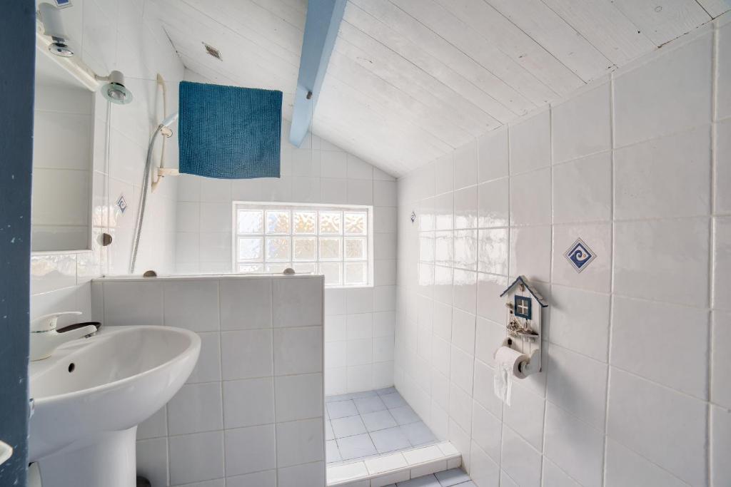Kúpeľňa v ubytovaní Maison avec jardin à 200m de la plage La Cantine