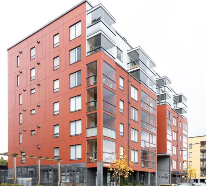 un grand bâtiment en briques rouges avec de nombreuses fenêtres dans l'établissement Tampere, Härmälänranta, messuhallin lähellä uudehko kaksio, à Tampere