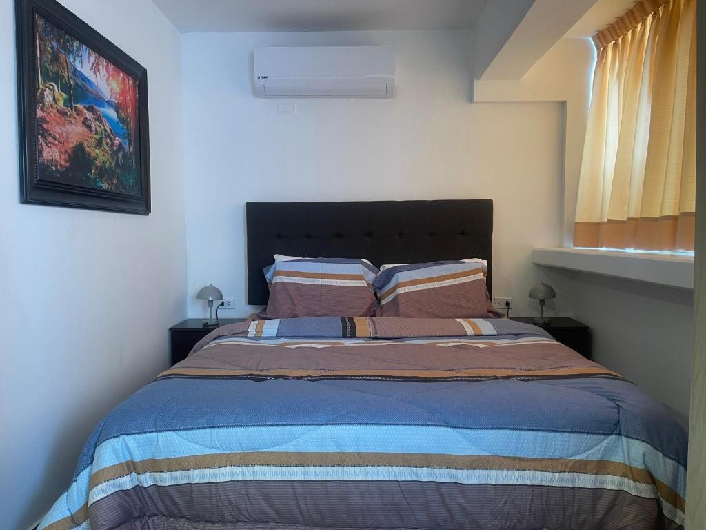 a bedroom with a large bed in a room at (21) Depto. nuevo y acogedor en Miraflores in Lima