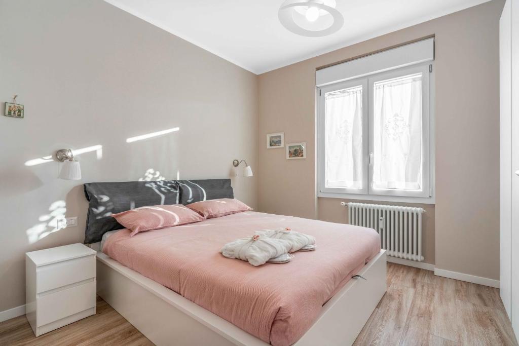 A bed or beds in a room at BO13 -Crescenzago- Bright - Wifi - Elegant
