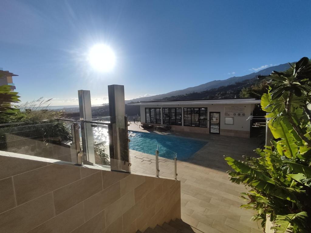Bazén v ubytování Charmant F2 à SkyNui, piscine de 25m et vue mer nebo v jeho okolí