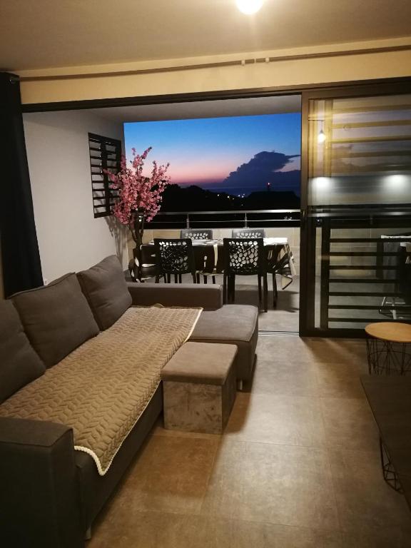Posezení v ubytování Charmant F2 à SkyNui, piscine de 25m et vue mer