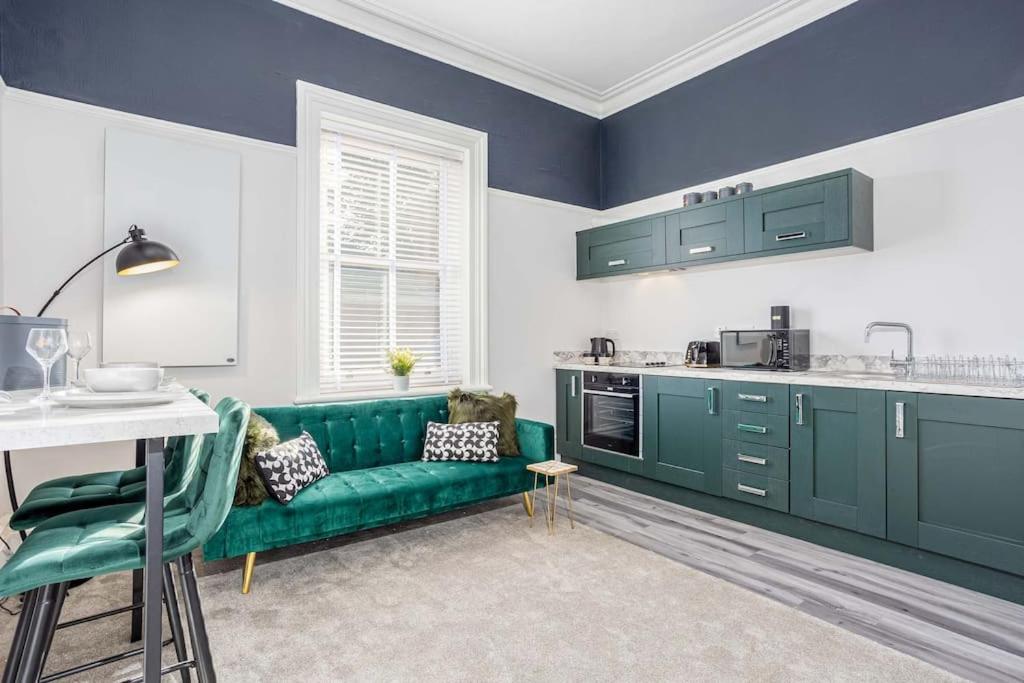 sala de estar con sofá verde en la cocina en Coppergate Mews Grimsby No.5 - 1 bed, 1 bath, 1st floor apartment, en Grimsby