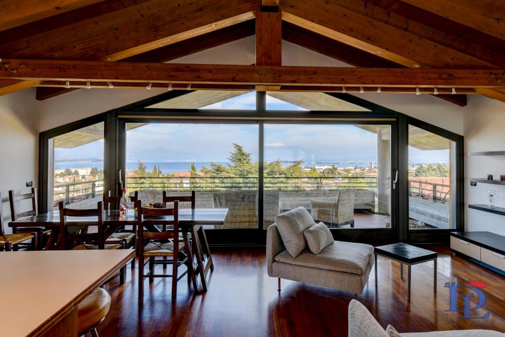 un ampio soggiorno con una grande vetrata di DesenzanoLoft Paradise Lake View a Desenzano del Garda