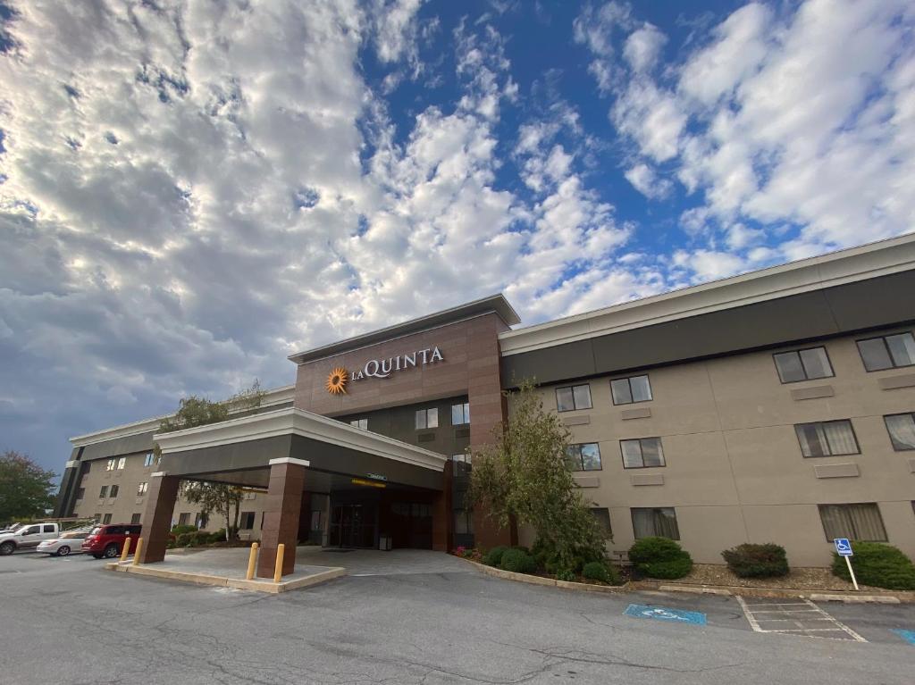 a hotel building with a sign that reads quillian at La Quinta by Wyndham Harrisburg Airport Hershey in Harrisburg