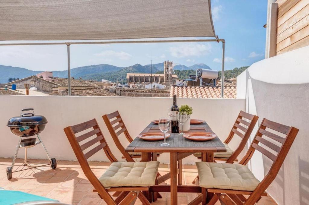 einen Tisch und Stühle auf einem Balkon mit Aussicht in der Unterkunft Casa Pollença11 in Pollença