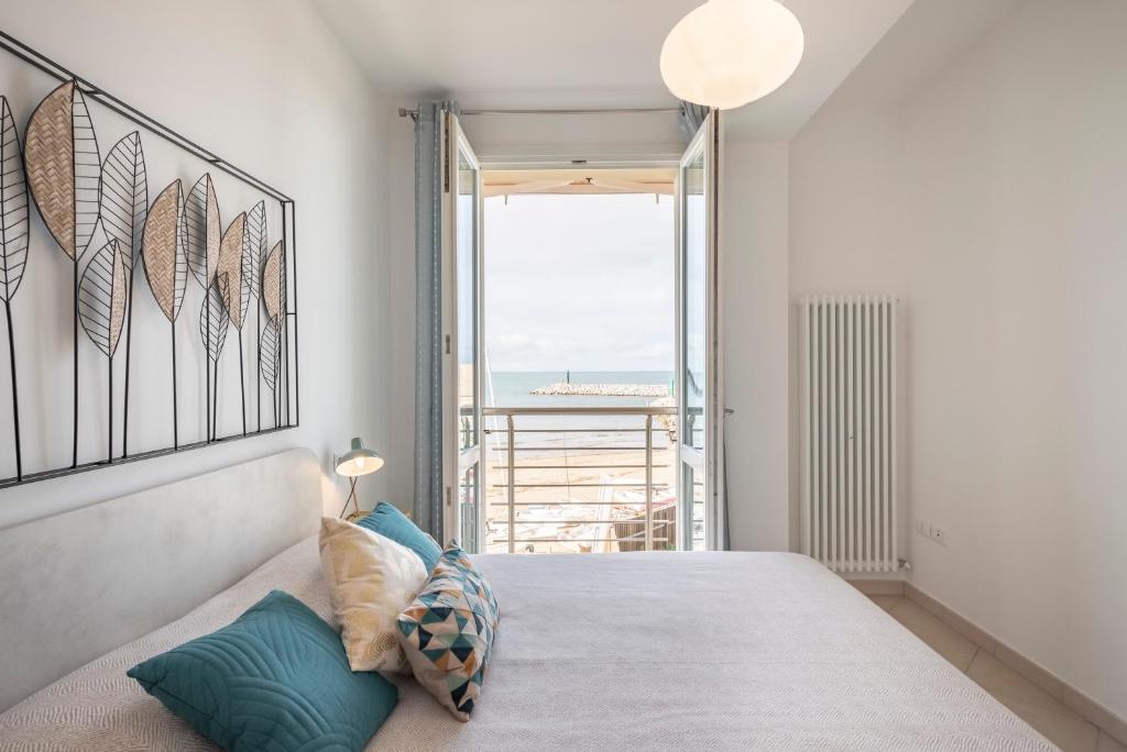 1 dormitorio con 1 cama y vistas al océano en Sea view apartment en San Vincenzo