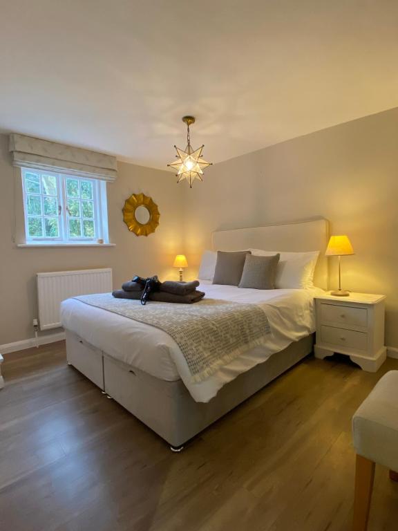 מיטה או מיטות בחדר ב-Charming 1 Bedroom Cottage Style Maisonette by HP Accommodation