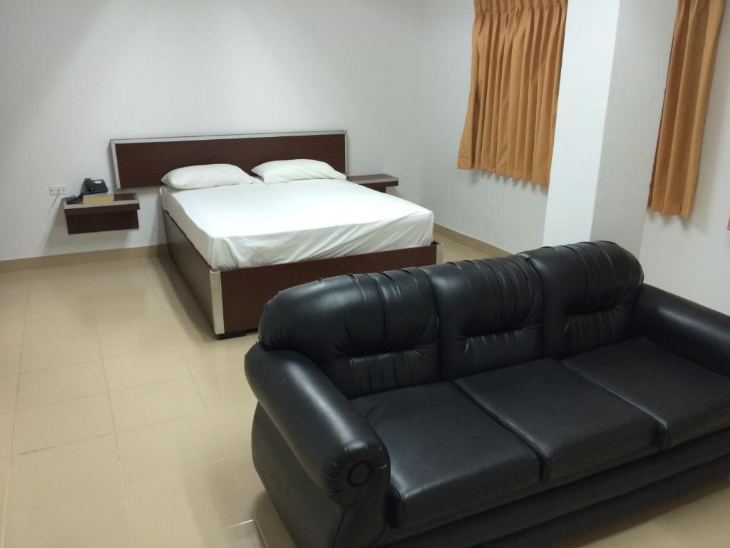 a living room with a couch and a bed at Residencial Turístico El Descanso in Panama City