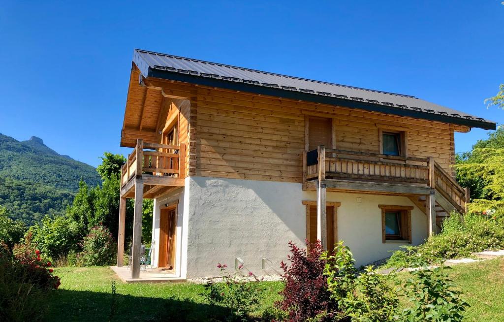drewniany dom z balkonem na wzgórzu w obiekcie Appart 50m2 4 à 5 pers dans Chalet de charme w mieście Vimines