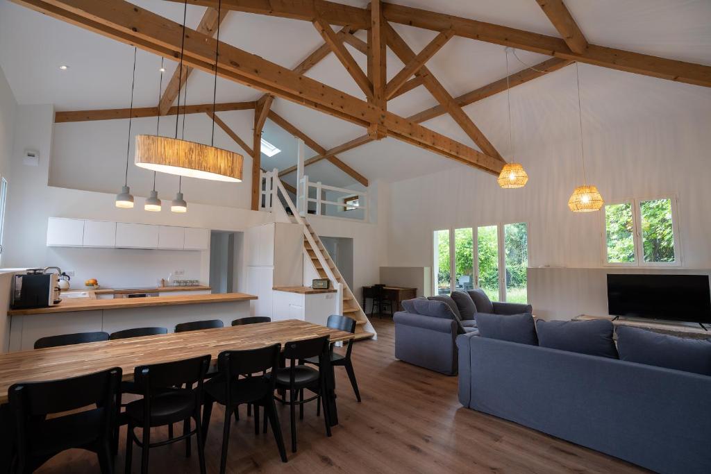 Il dispose d'une cuisine et d'un salon avec une table et des chaises en bois. dans l'établissement Portets-Vieux, à Angresse