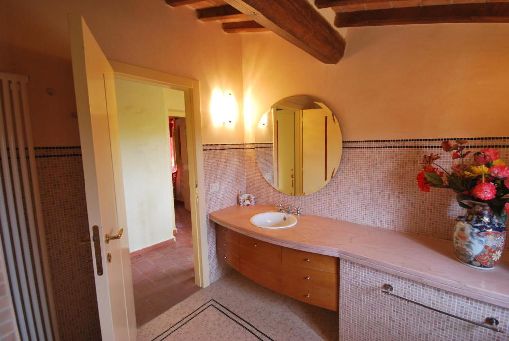 łazienka z umywalką i lustrem w obiekcie San Martin del Colle Holiday Home w mieście Casciana Terme