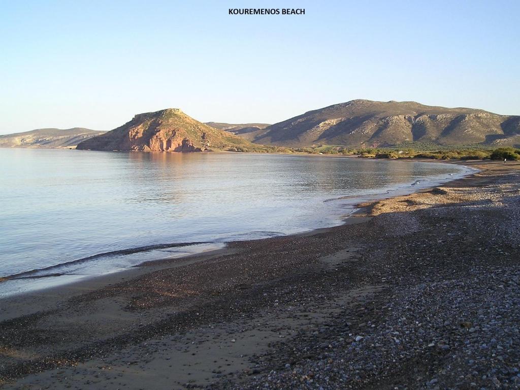 widok na plażę z górami w tle w obiekcie Kouremenos Beach Apartments w mieście Palekastron