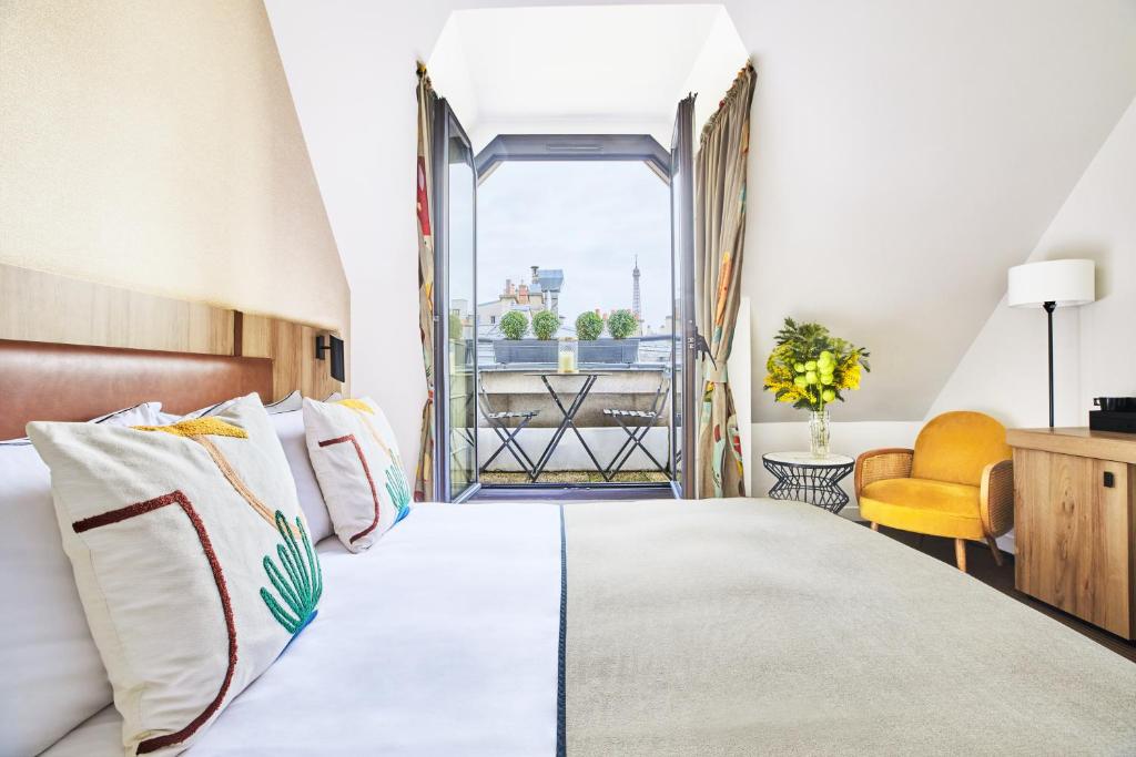 une chambre d'hôtel avec un lit et une fenêtre dans l'établissement Plaza Tour Eiffel, à Paris