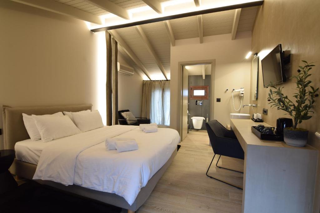 Postel nebo postele na pokoji v ubytování Anesis Hotel