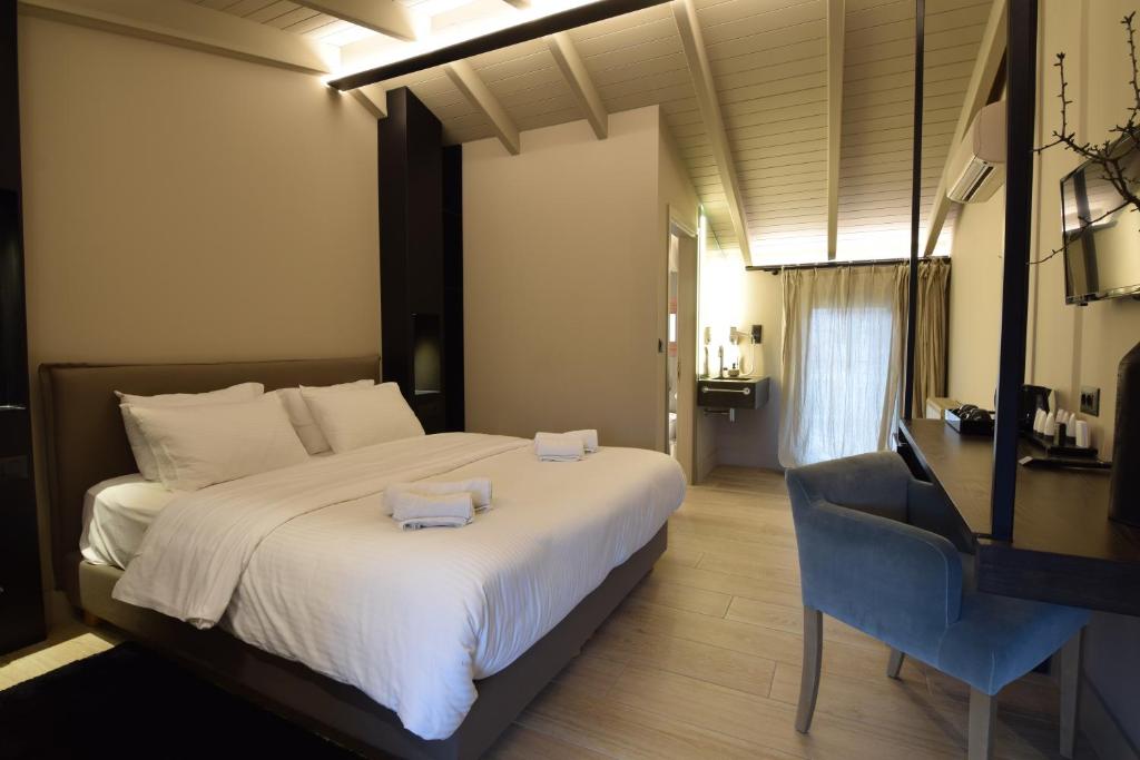 Postel nebo postele na pokoji v ubytování Anesis Hotel