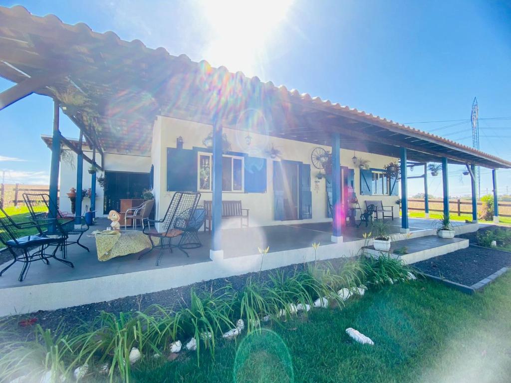 a house with a roof with chairs and a patio at Jardim D’Jully in Santa Terezinha de Itaipu