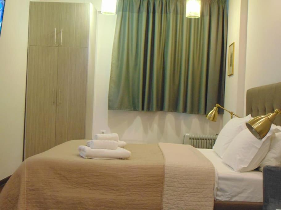 una habitación de hotel con 2 toallas en una cama en Metropolis A1-Γοητευτική Σουίτα, en Atenas
