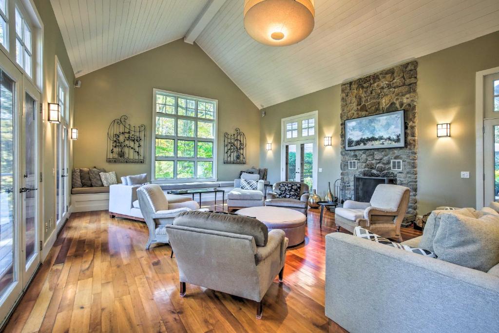 Stunning Pawling Retreat with Ponds and Waterfall, Pawling (updated