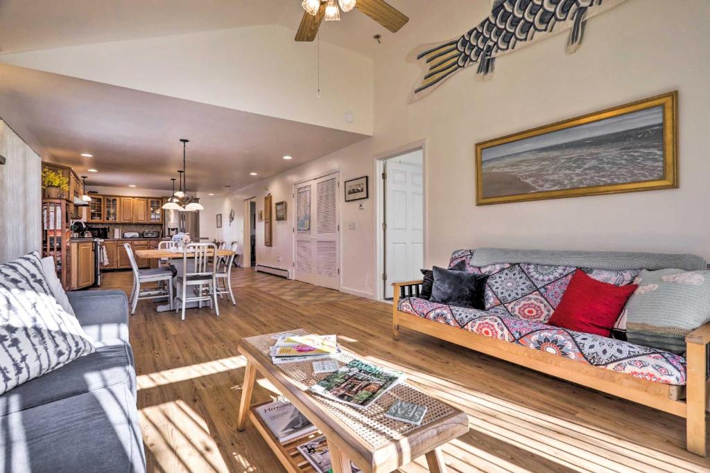 uma sala de estar com um sofá e uma mesa em Westerly Vacation Home Town Beach Access em Westerly