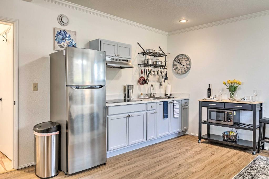 19 Mi to Seattle Port Orchard Studio with Views - Appartamento