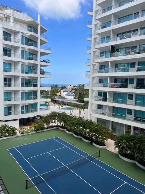 un campo da tennis di fronte a un edificio di Luxury Morros Seaway Cartagena a Cartagena de Indias