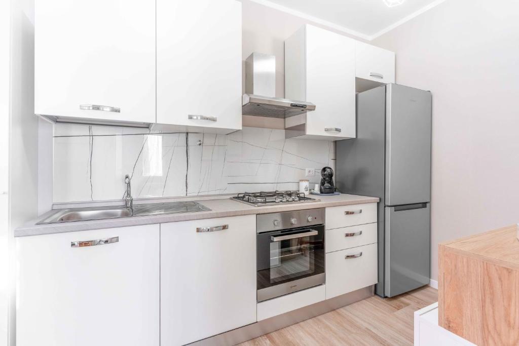 A kitchen or kitchenette at BO13 -Crescenzago- Bright - Wifi - Elegant