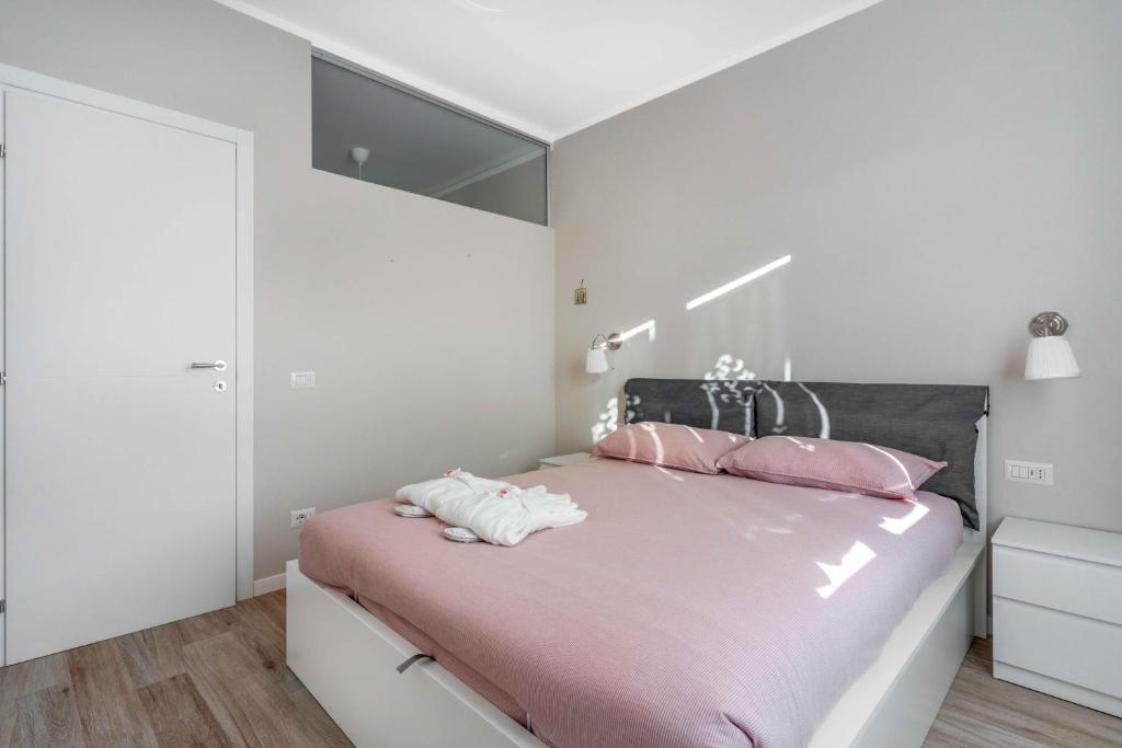 A bed or beds in a room at BO13 -Crescenzago- Bright - Wifi - Elegant