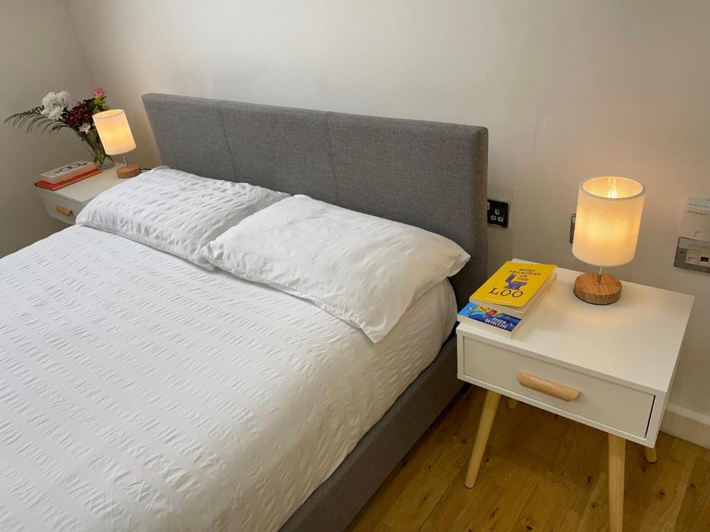 Ein Bett oder Betten in einem Zimmer der Unterkunft Cosy studio flat for students or workers.