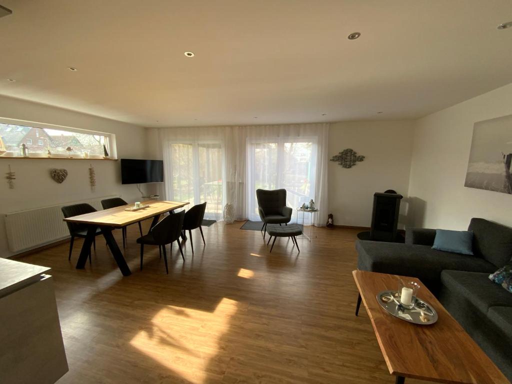 sala de estar con sofá y mesa en Fliegender Holländer, en Wunstorf