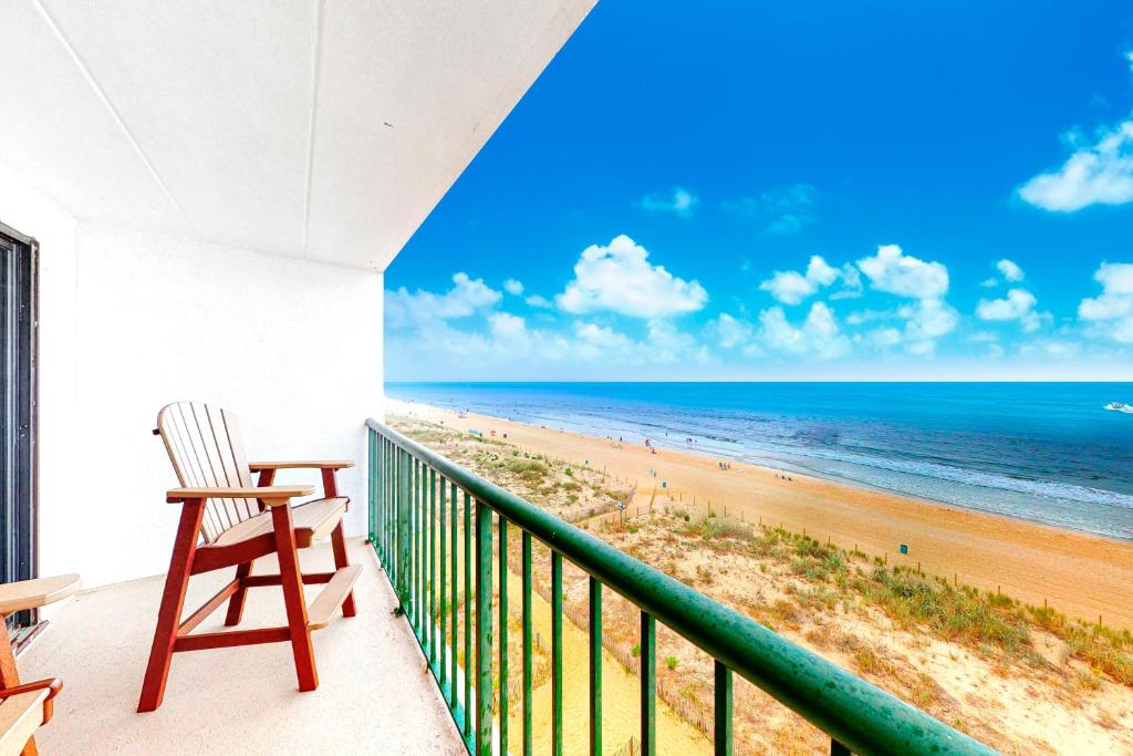 balcón con silla y vistas a la playa en Summer Beach 602, en Ocean City