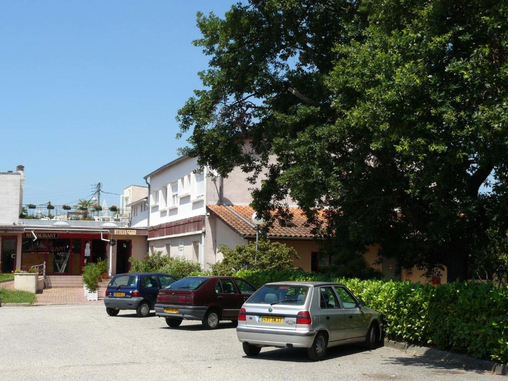 een groep auto's geparkeerd op een parkeerplaats bij Hotel Chantafred in Pessac